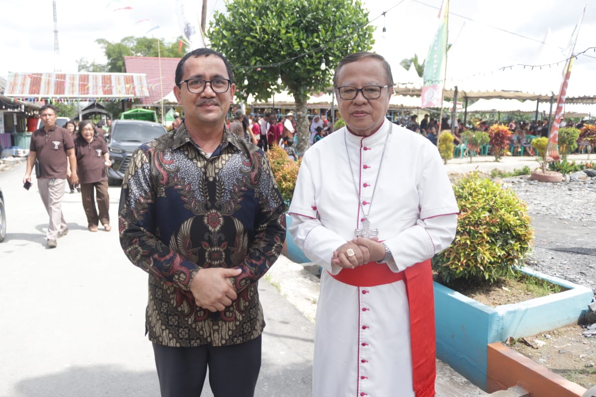 Mewakili Bupati, Sekretaris Daerah Kabupaten Bengkayang Menghadiri Misa 100 Tahun Kongregasi di Gereja Katholik Kristus Raja Paroki Sambas